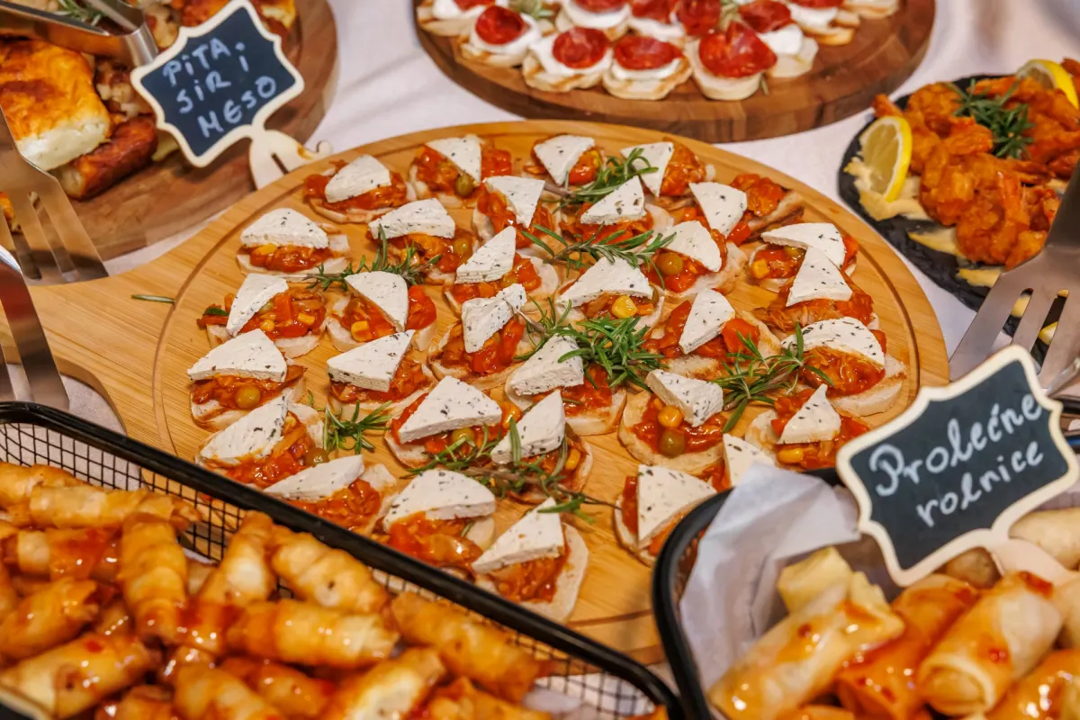 Kanapei i domaća pita sa sirom i mesom